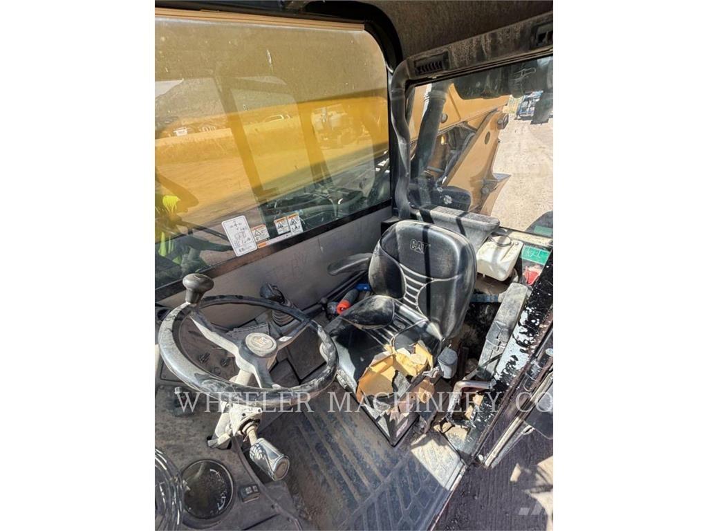 CAT TL943C CAB Телескопічні навантажувачі