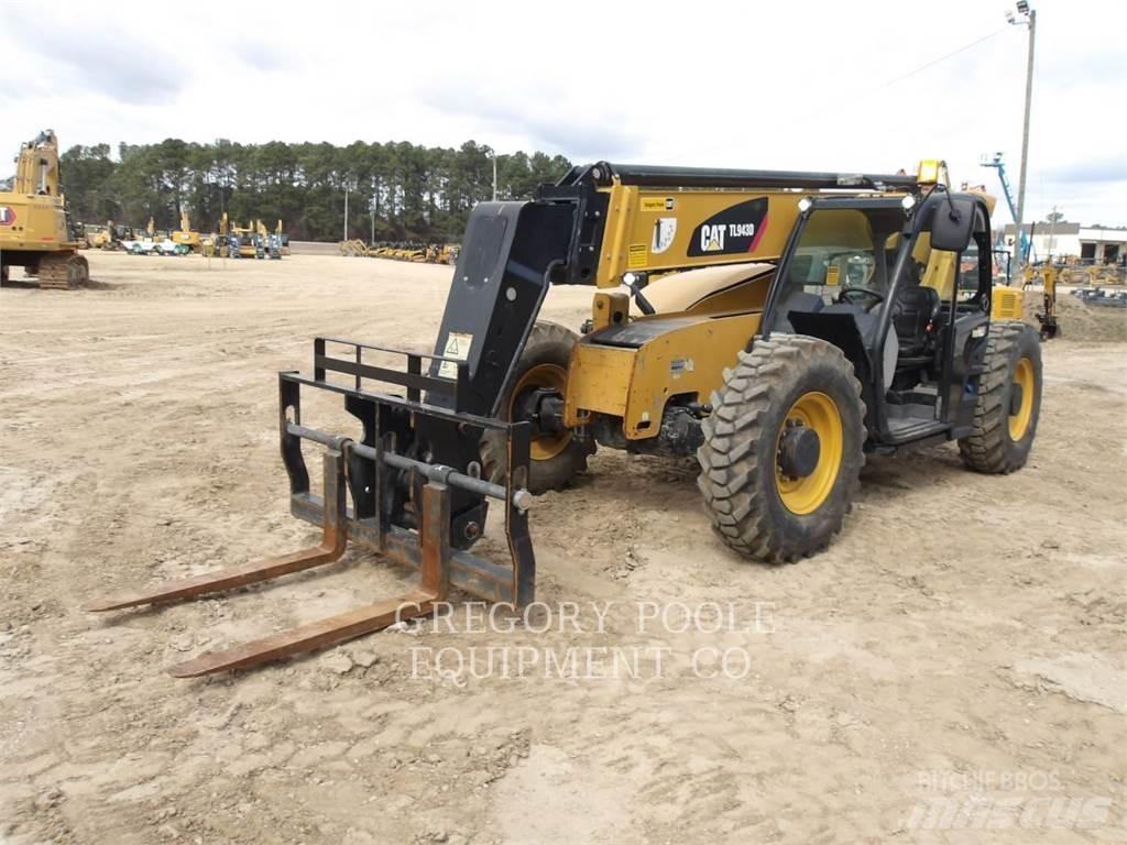 CAT TL943D Телескопічні навантажувачі