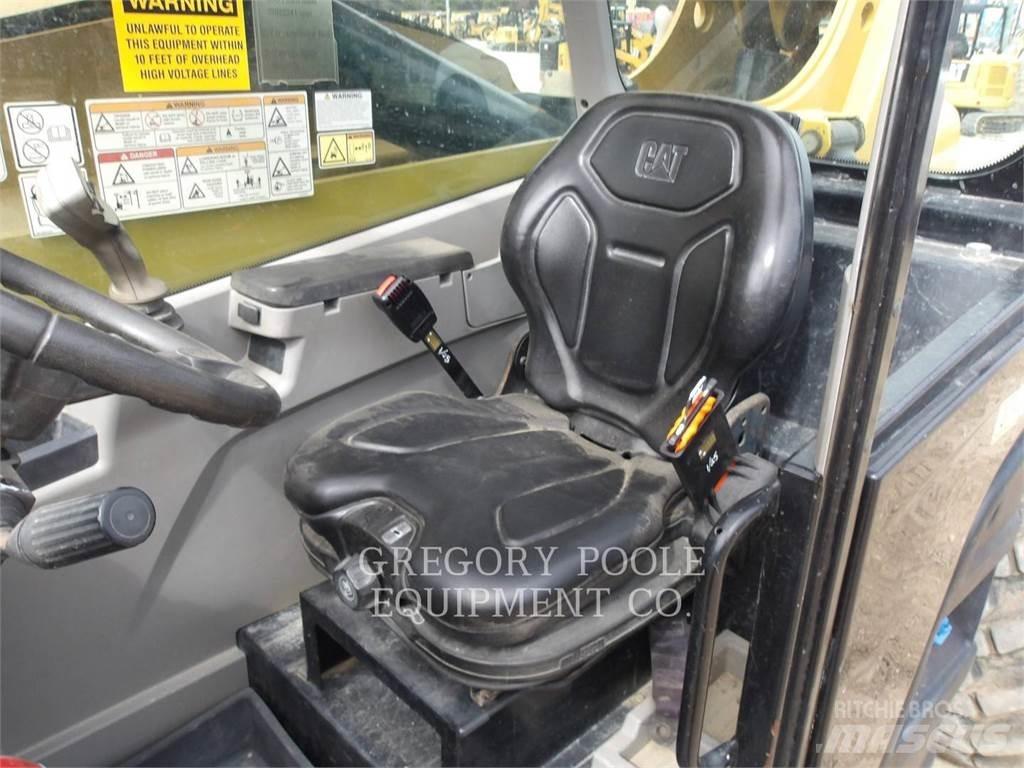 CAT TL943D Телескопічні навантажувачі