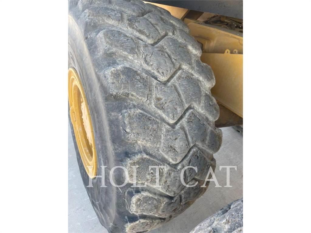 CAT W00 730 Вантажівки-цистерни