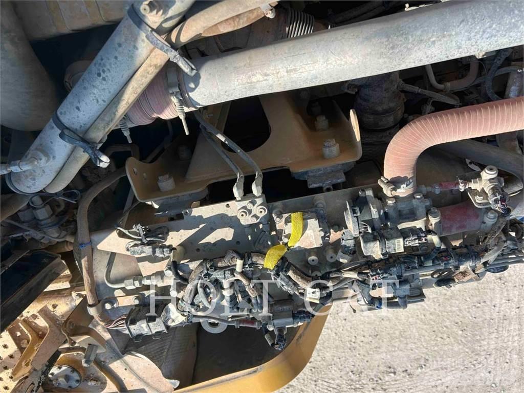 CAT W00 730C Зчленовані самоскиди