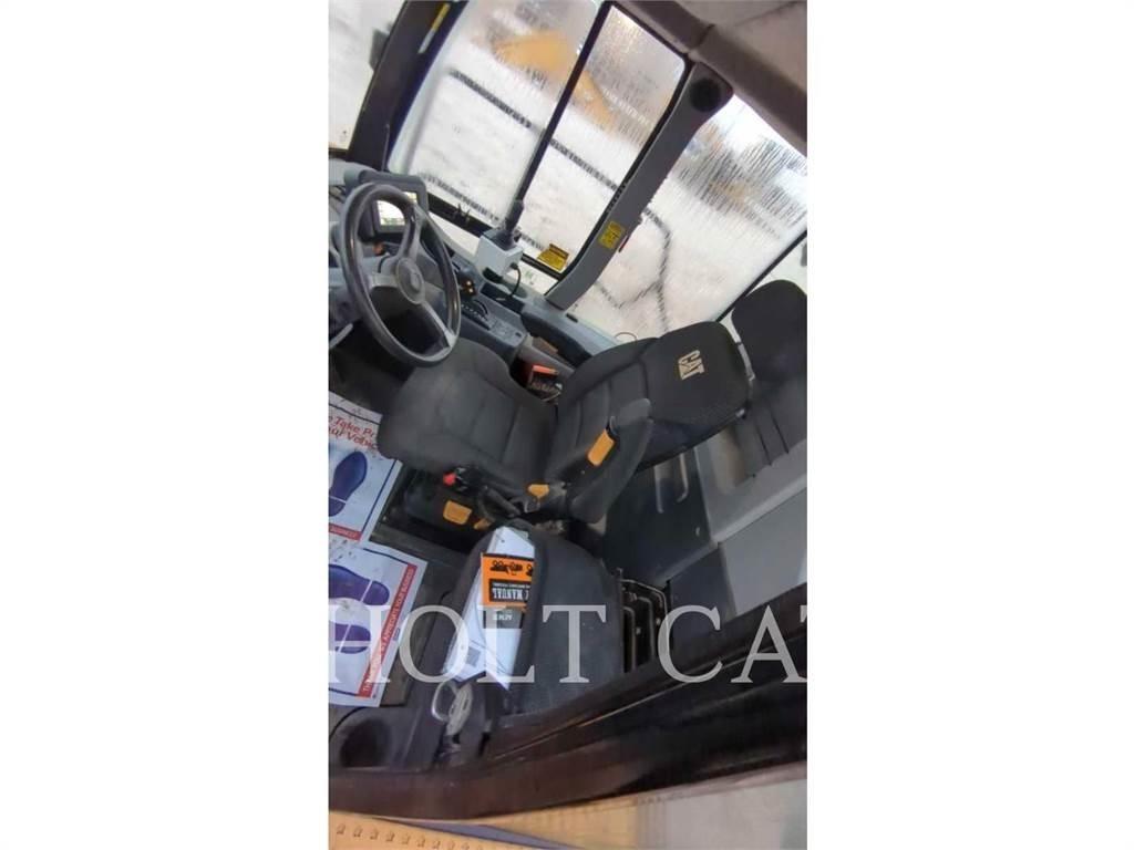 CAT W00 740 Вантажівки-цистерни