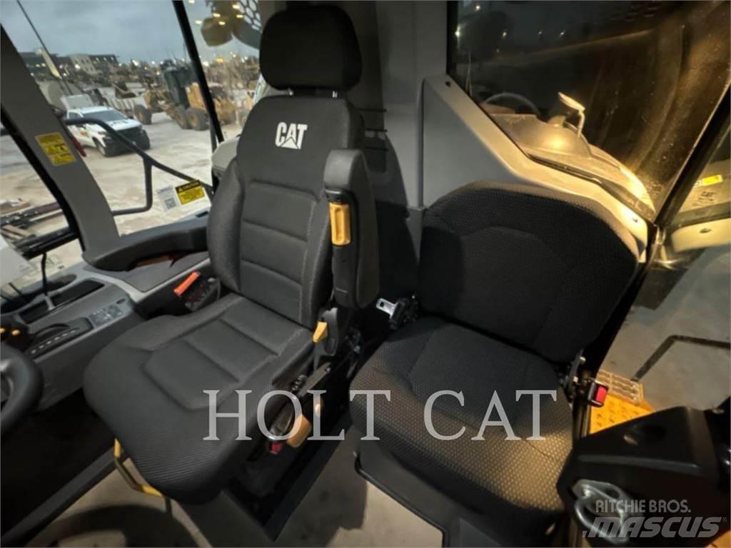 CAT W00 740GC Вантажівки-цистерни