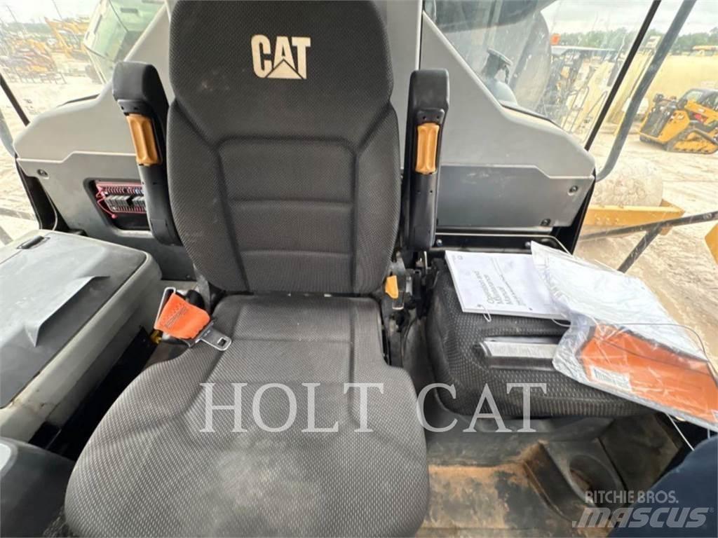 CAT W00 740GC Вантажівки-цистерни