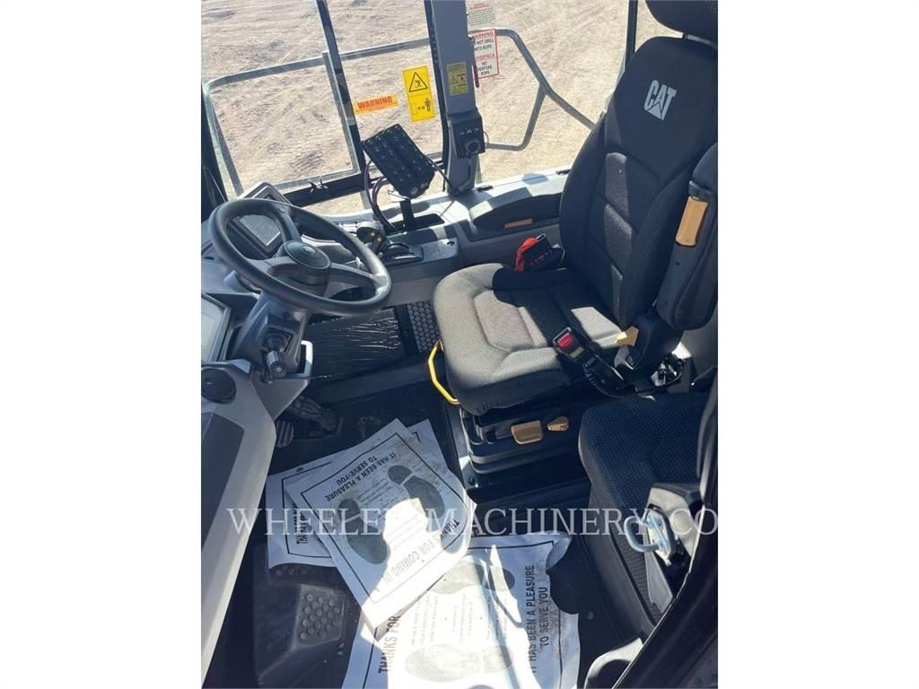 CAT WT 740 GC Вантажівки-цистерни