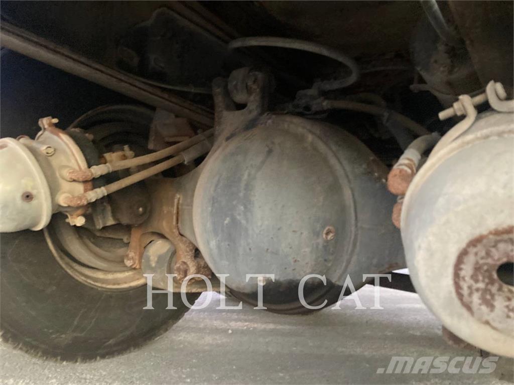 Ford L8000 Вантажівки-цистерни