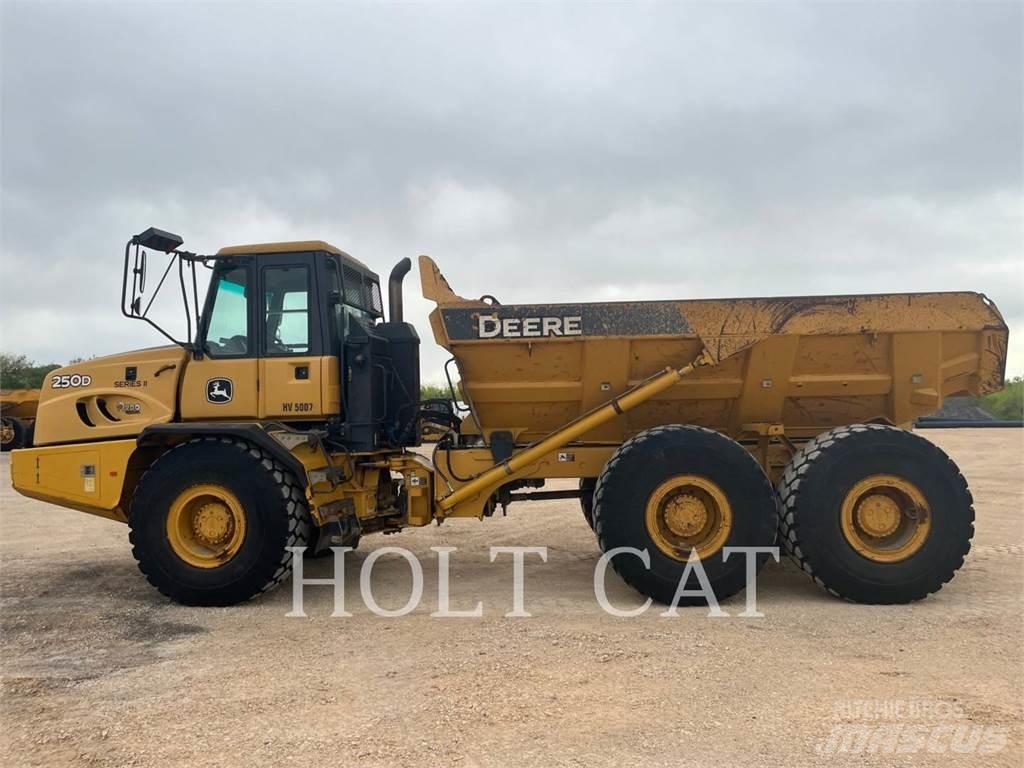 John Deere 250D Зчленовані самоскиди
