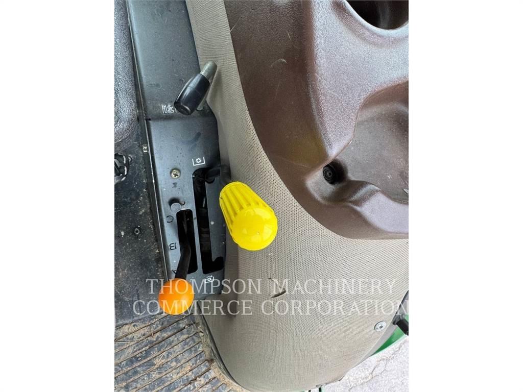 John Deere 6115D Трактори