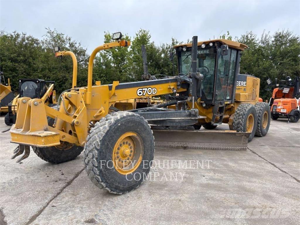 John Deere 670 Грейдери