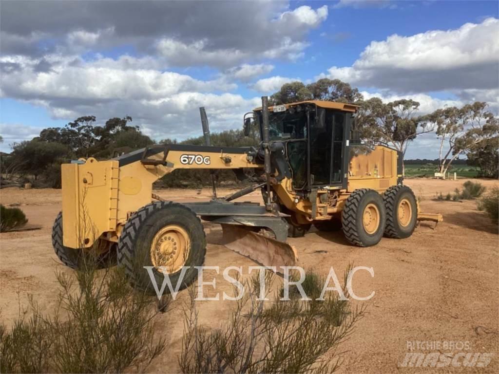 John Deere 670G Грейдери