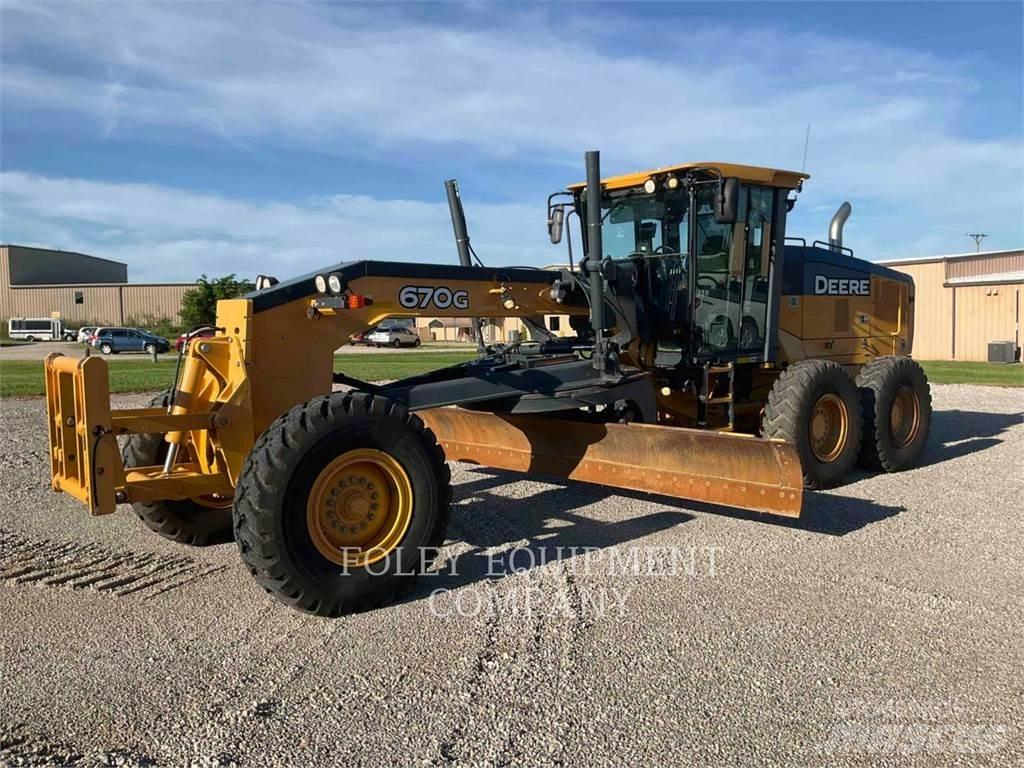 John Deere 670G Грейдери