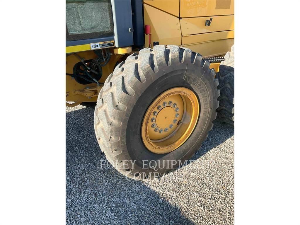 John Deere 670G Грейдери