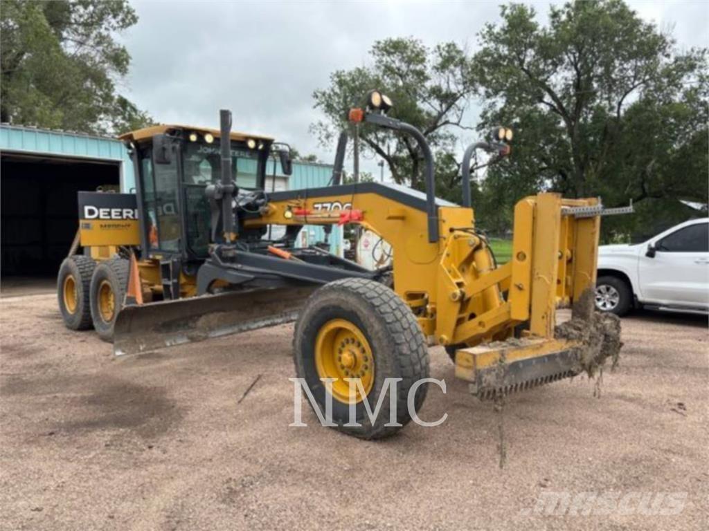 John Deere 770G Грейдери