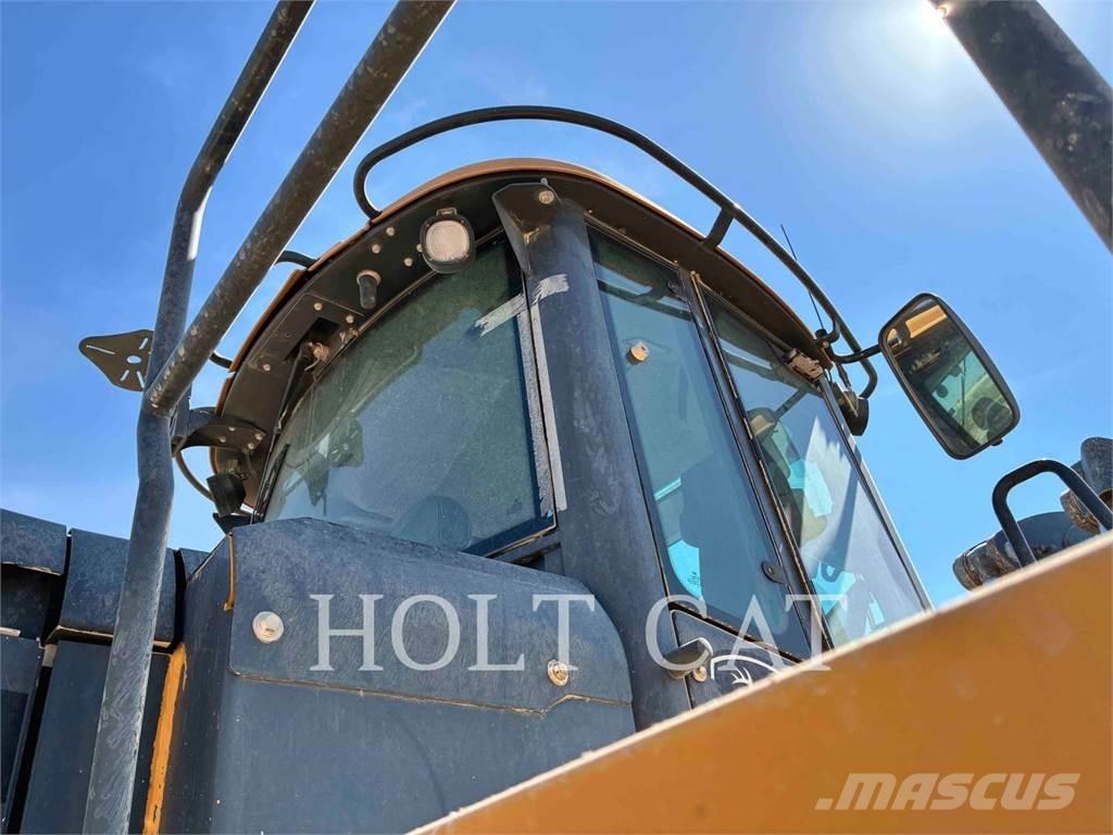 John Deere 844K III Фронтальні навантажувачі
