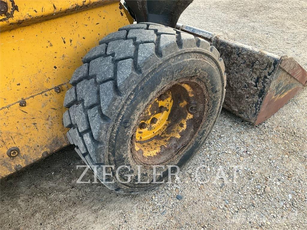 John Deere & CO. 330G Гусеничні вантажники