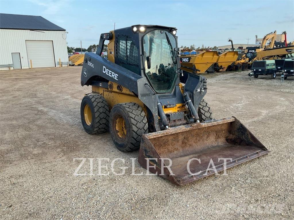 John Deere & CO. 330G Гусеничні вантажники