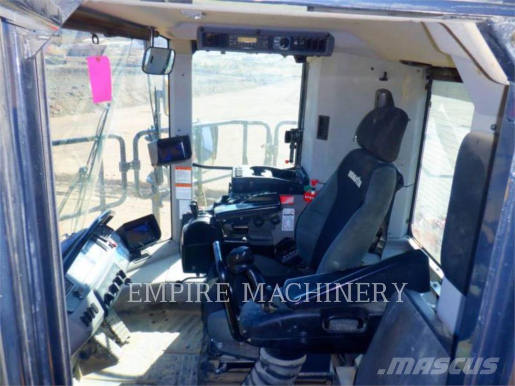 Komatsu WA900-8 Фронтальні навантажувачі