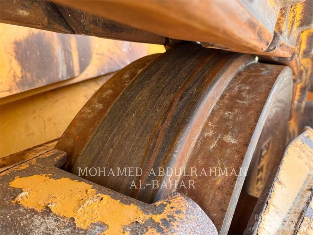 SEM MACHINERY SEM832 Гусеничні бульдозери