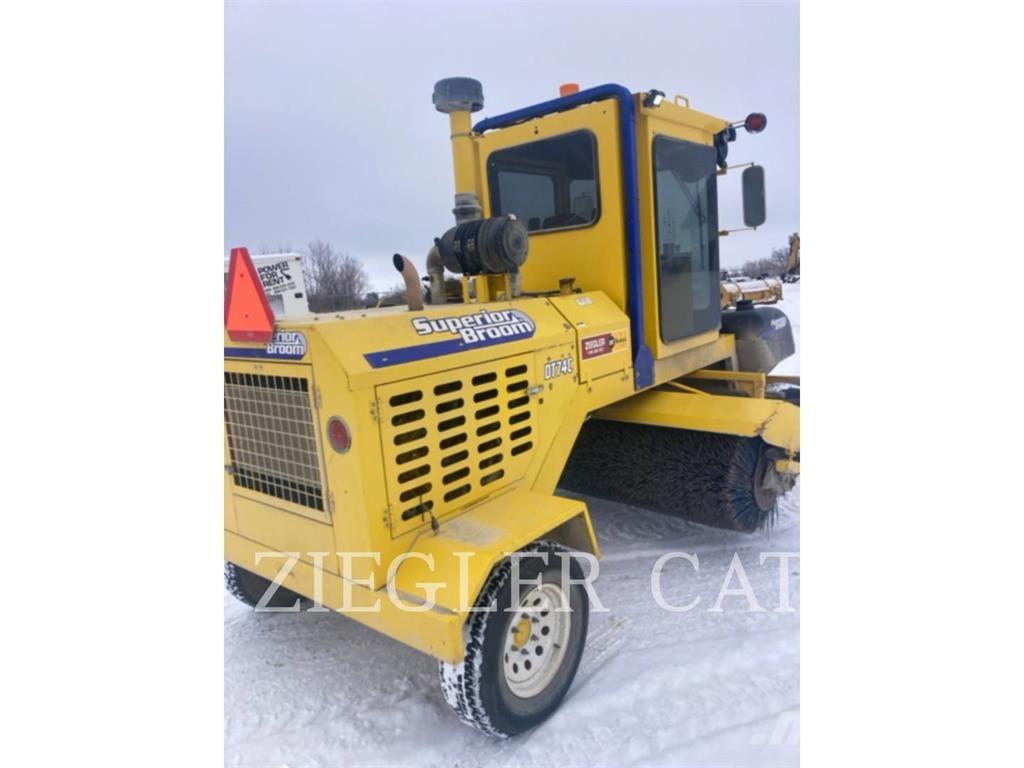 Superior DT74C Підмітальні машини