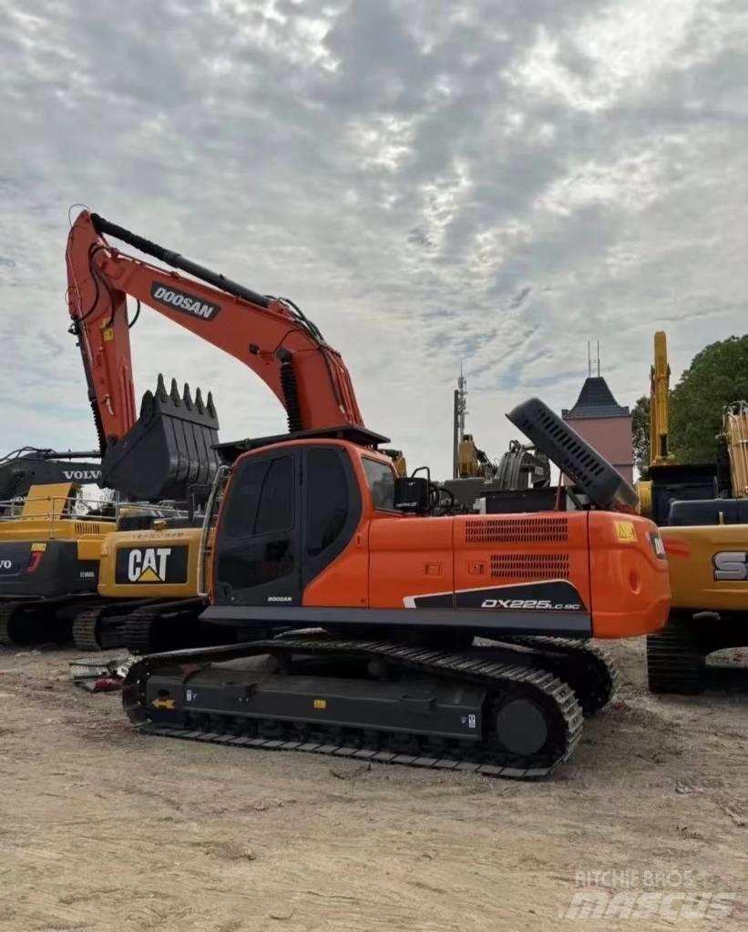 Doosan DX 225 Гусеничні екскаватори