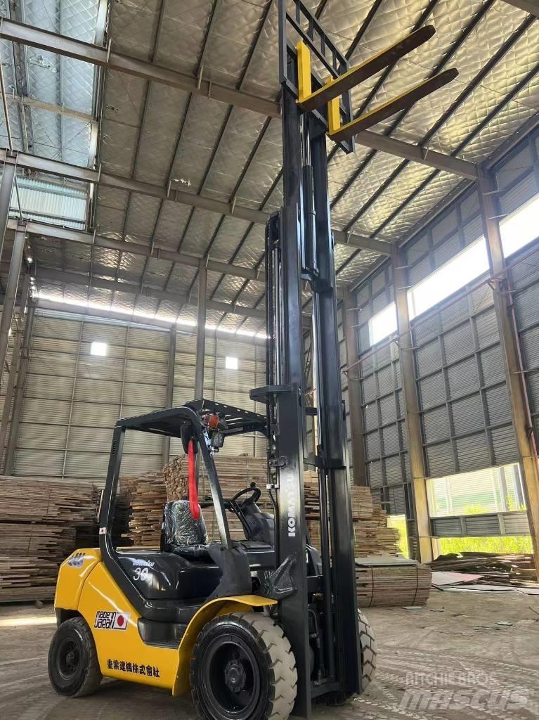 Komatsu FD 30 T-17 Дизельні навантажувачі