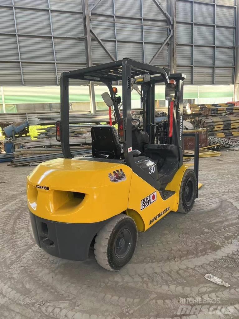 Komatsu FD 30 T-17 Дизельні навантажувачі
