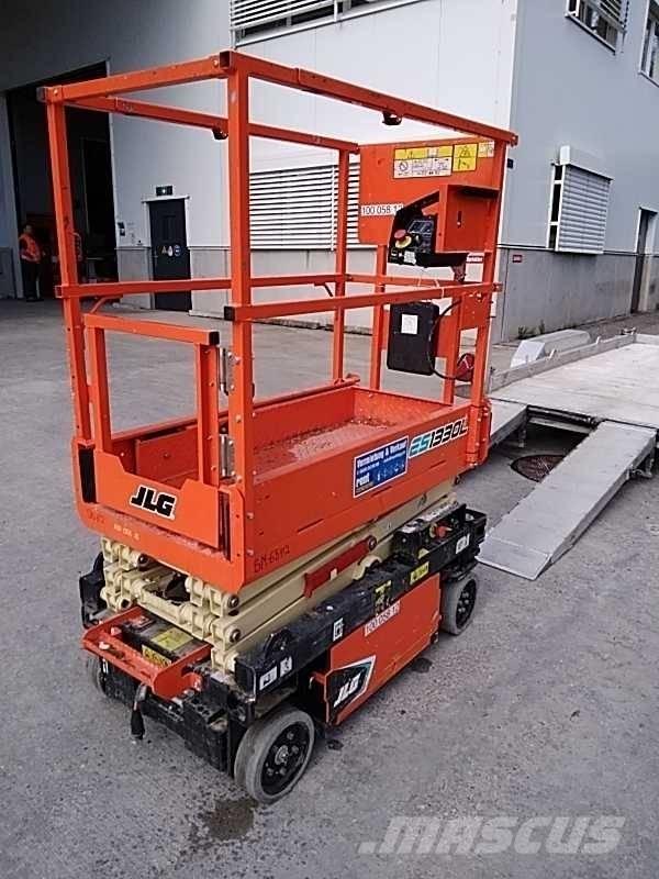 JLG ES 1330 L Підйомники-ножиці