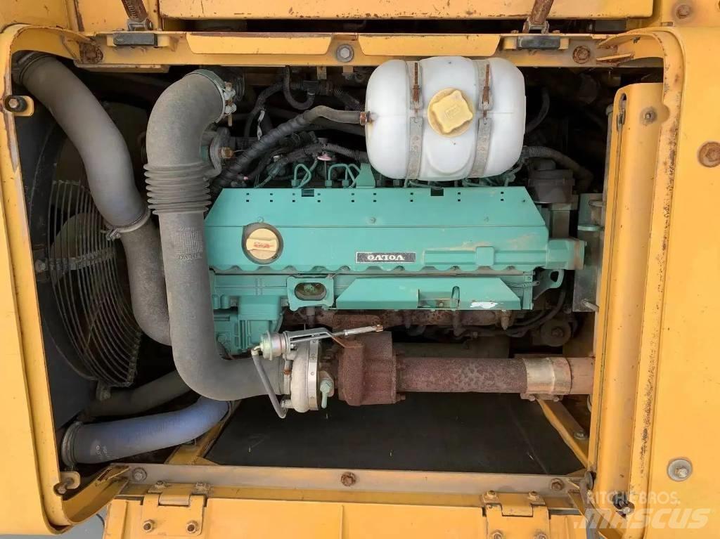 Volvo EC210D Гусеничні екскаватори