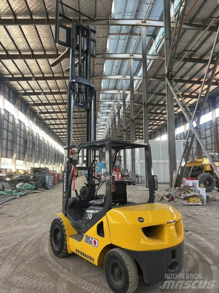 Komatsu FD 30 T-17 Дизельні навантажувачі