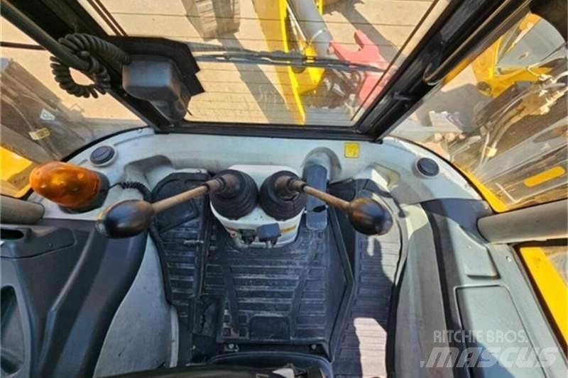 Dezzi CMI 4X4 TLB Екскаватори-навантажувачі