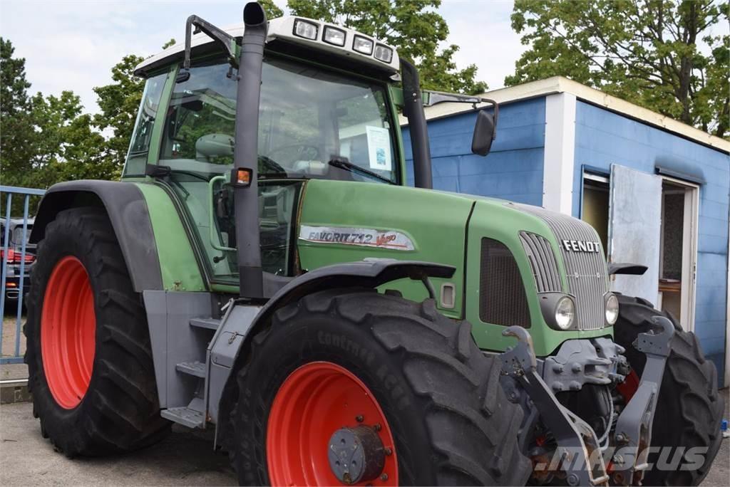 Fendt 712 Vario Трактори
