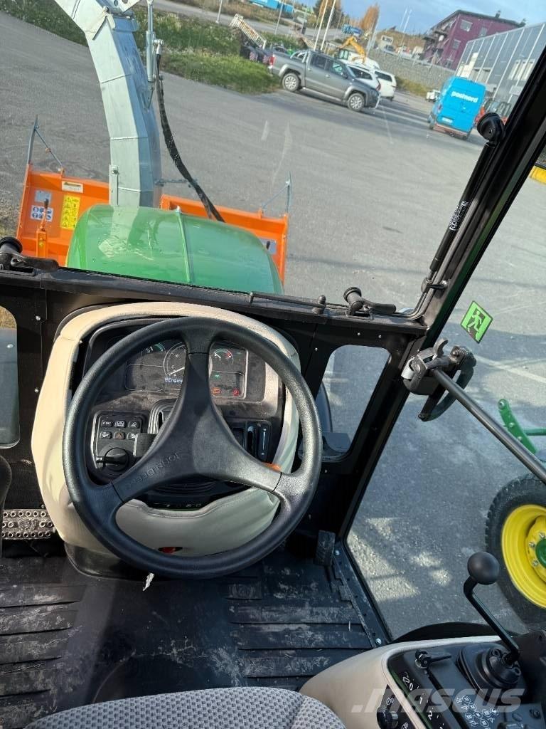 John Deere 2032 R Трактори