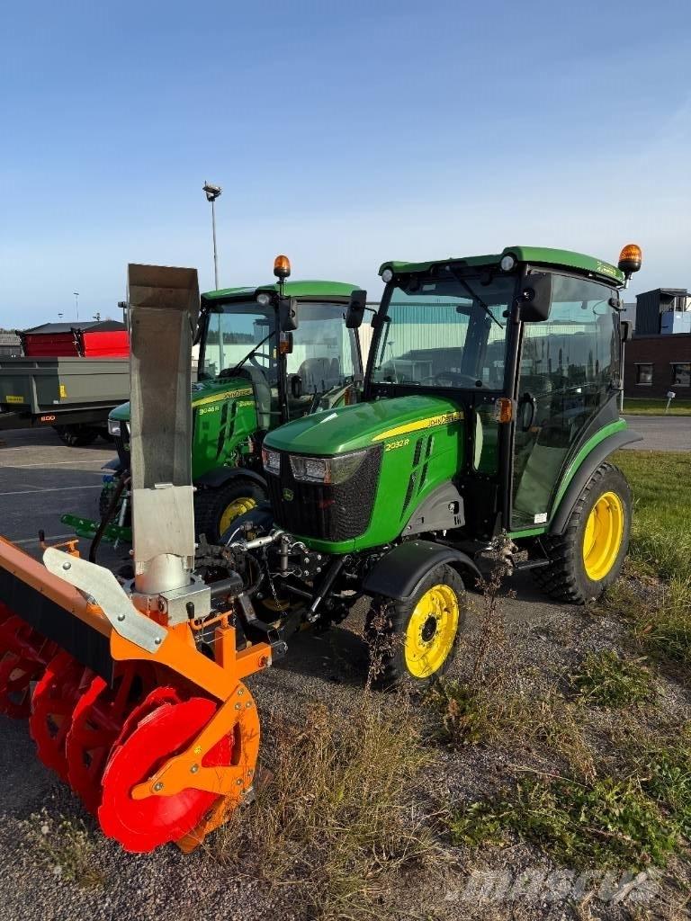 John Deere 2032 R Трактори