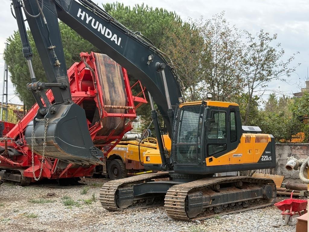 Hyundai Robex 220 LS Гусеничні екскаватори