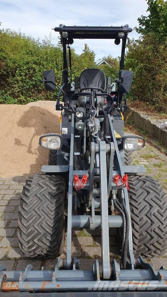 GiANT G 2300 X-tra Фронтальні навантажувачі