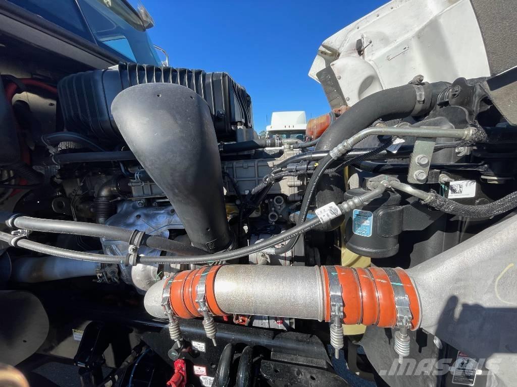 Freightliner 122 SD Тягачі