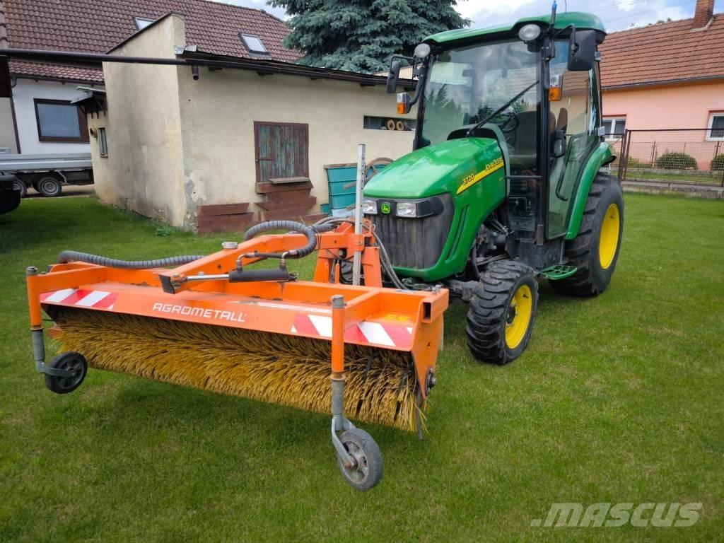 John Deere 3720 Трактори