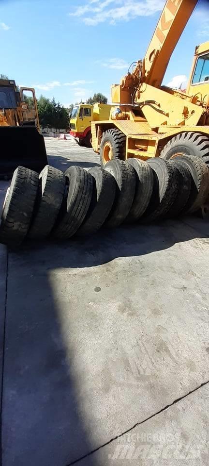 Bridgestone 13R22.5 Шини