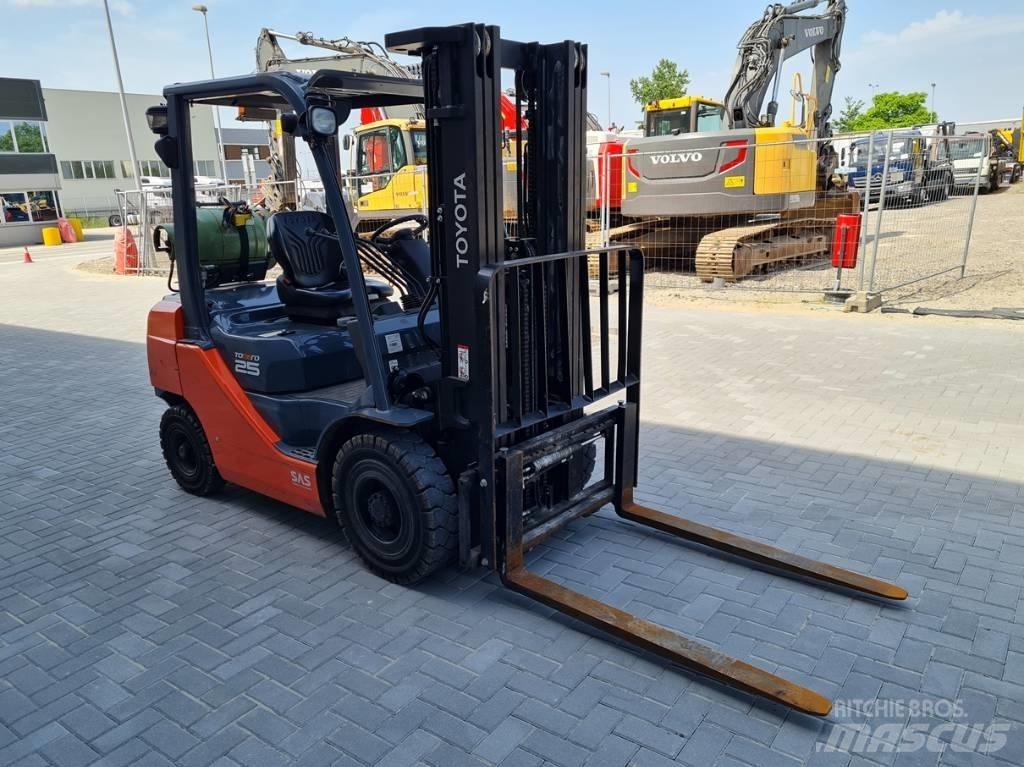 Toyota 02-8 FG F 25 Газові навантажувачі