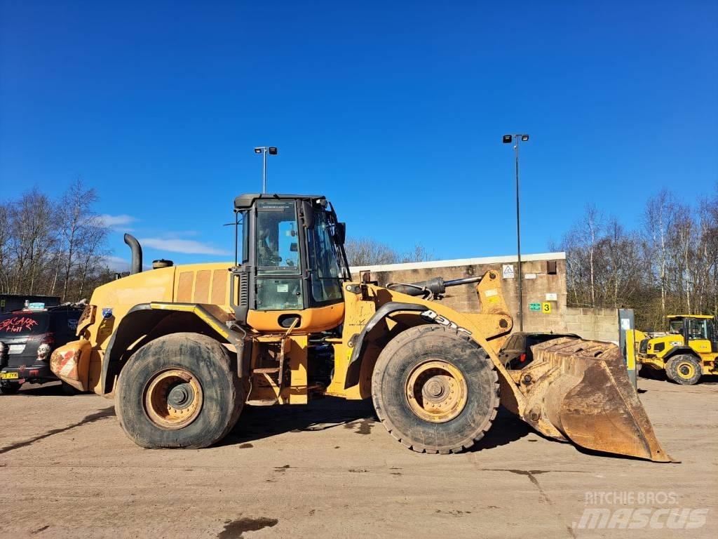 CASE 821 F Фронтальні навантажувачі