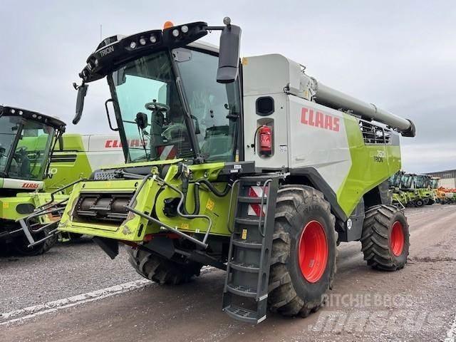 CLAAS TRION 750 Зернозбиральні комбайни