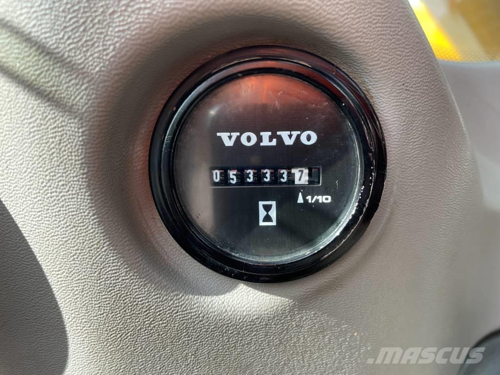 Volvo ECR 235 Гусеничні екскаватори