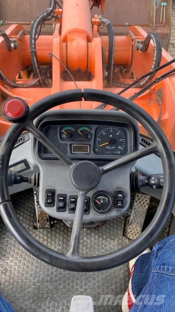 Hitachi LX 210 E Фронтальні навантажувачі