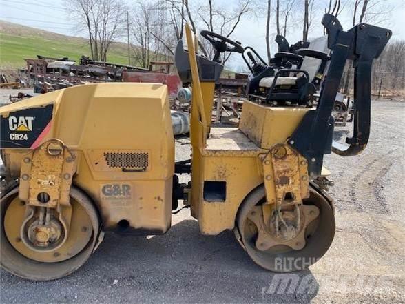 CAT CB24 Грунтові котки