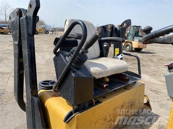 CAT CB24 Грунтові котки