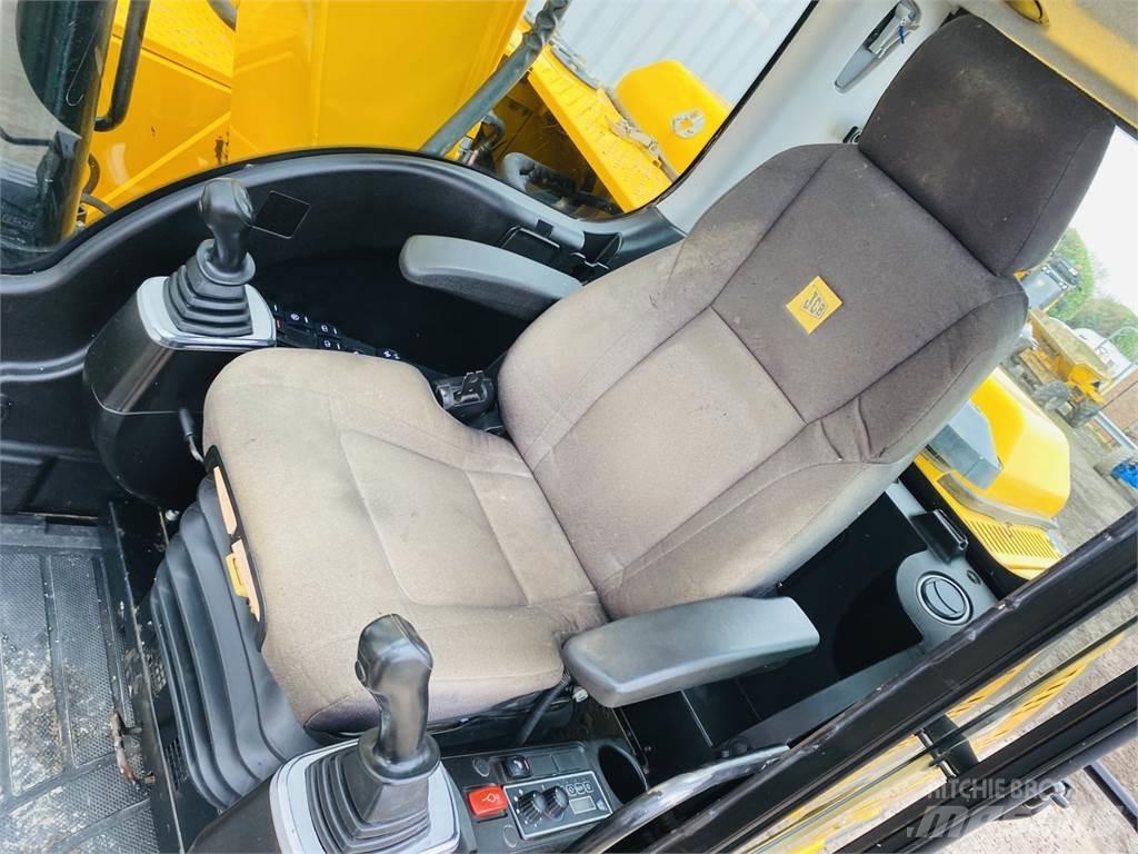 JCB JS130LC Гусеничні екскаватори