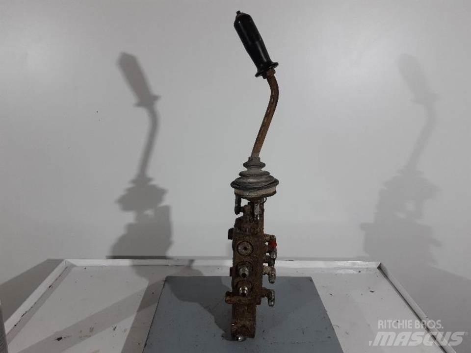 CAT 215 Кабіна