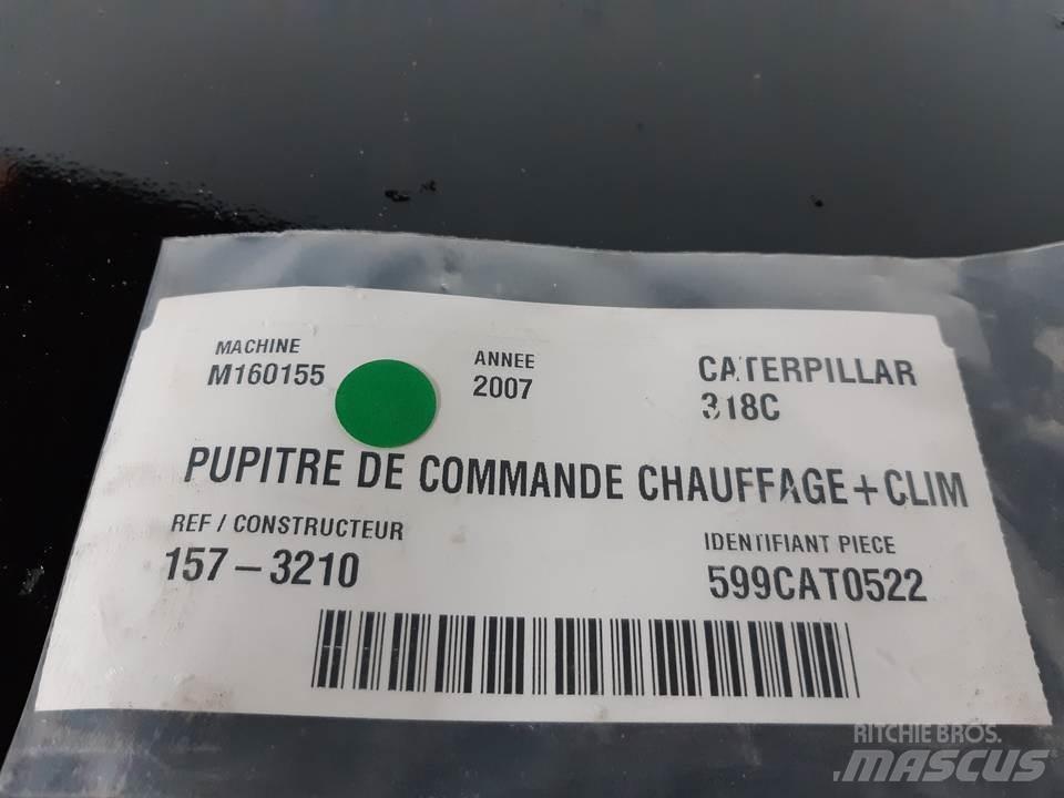 CAT 318C Кабіна