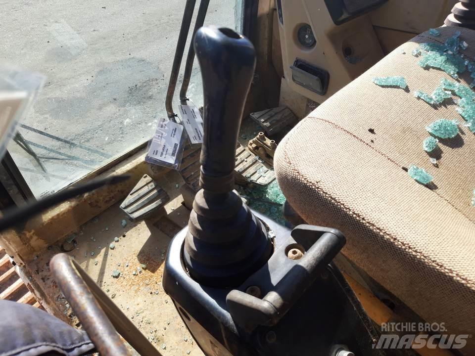 CAT 325LN Кабіна