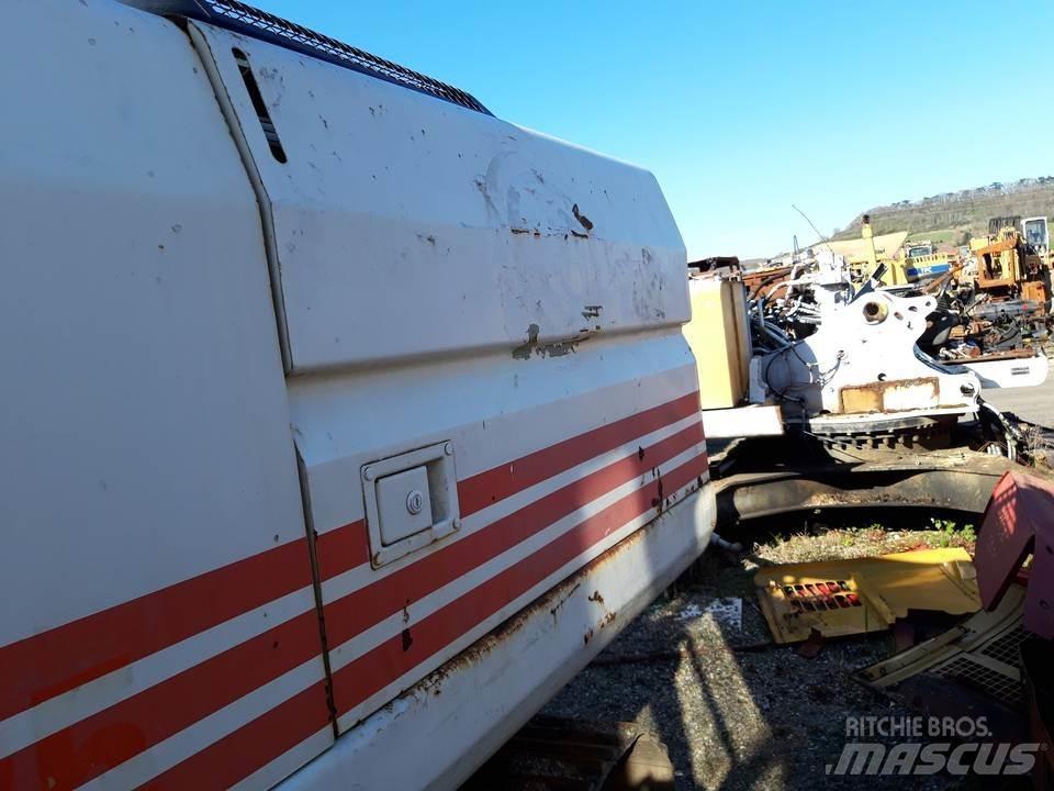 CAT 325LN Кабіна
